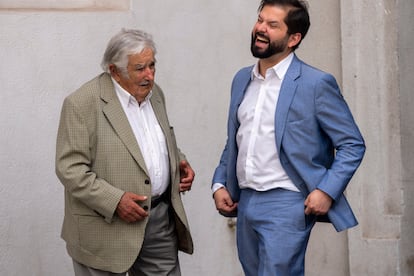 Jos'Pepe' Mujica y Gabriel Boric en el palacio de La Moneda presidential palace, en Santiago, Chile, en 2022.