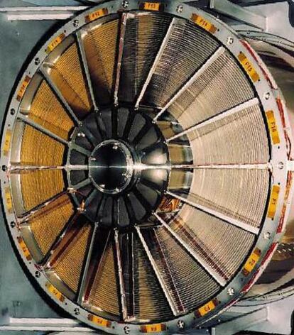 Imagen frontal de uno de los tres módulos de espejos de <i>XMM-Newton.</i> La estructura metálica radial sujeta 58 láminas delgadas curvadas que forman tubos concéntricos de 60 centímetros de longitud y diámetro decreciente desde 70 hasta 30 centímetros, que están bañadas en oro para reflejar los rayos X que entran en su interior.