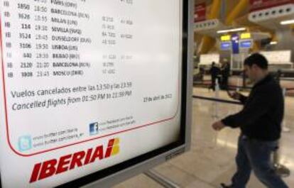 Un viajero observa los paneles de información del Aeropuerto de Barajas, en la T4. EFE/Archivo