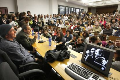 Lluís Llach y Eliseu Climent, ayer, en la Jaume I, ante el numeroso auditorio que acudió a su coloquio.