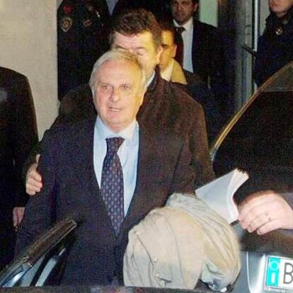 Calisto Tanzi, ex presidente de Parmalat, es trasladado a prisión en 2003.