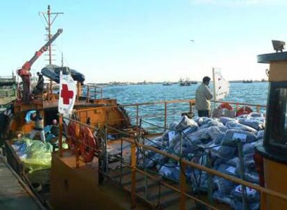 Barco fletado por Cruz Roja con provisiones para el <i>Marine I,</i> antes de zarpar de Nuadibú.