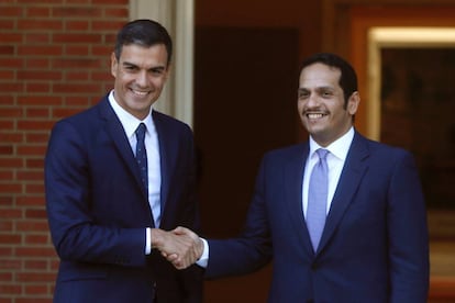 El ministro de Asuntos Exteriores de Qatar, Mohammed Al Thani, y el presidente del Gobierno, Pedro Sánchez, antes de la reunión de este jueves en la Moncloa. 