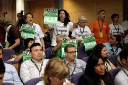 Un grupo de afectados por la preferentes de Bankia protestan durante una Junta General de accionistas