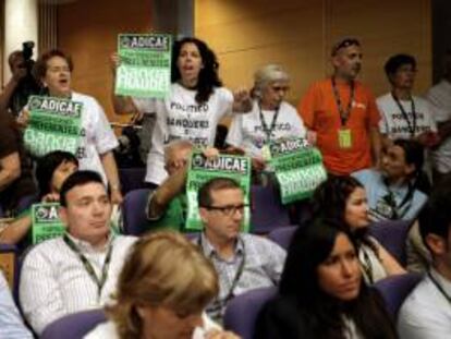 Un grupo de afectados por la preferentes de Bankia protestan durante una Junta General de accionistas
