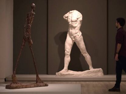 'El hombre que camina' de Giacometti (a la izquierda), frente al 'Hombre que camina' de Rodin en la exposición de la Fundación Mapfre 'Rodin-Giacometti'. 