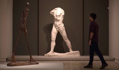 'El hombre que camina' de Giacometti (a la izquierda), frente al 'Hombre que camina' de Rodin en la exposición de la Fundación Mapfre 'Rodin-Giacometti'. 