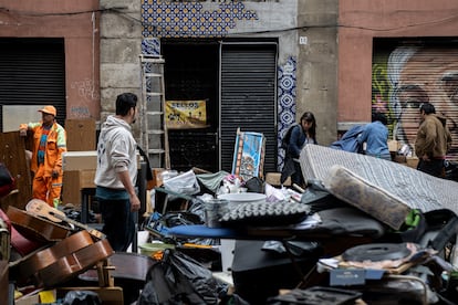 Vecinos desalojados en la calle de Cuba, en el Centro Histórico en Ciudad de México