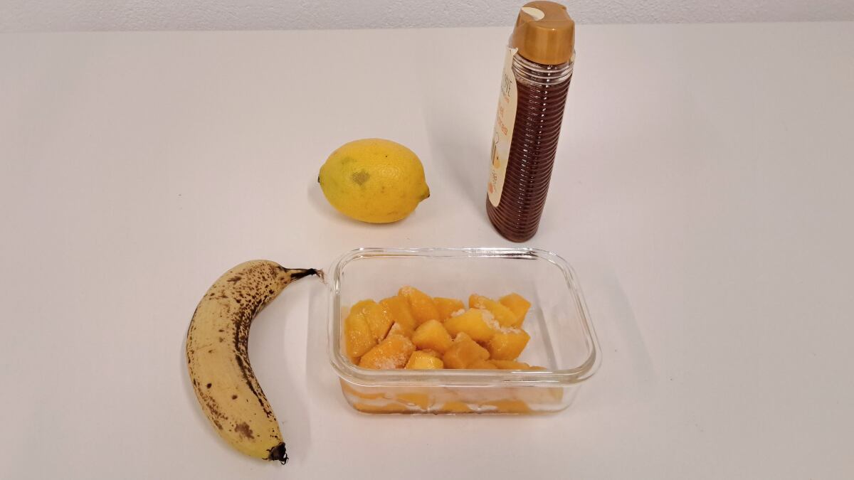 Ingredientes para el Fruit Ice de mango.