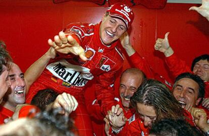 Michael Schumacher celebra con el equipo Ferrari su sexto título mundial de fórmula 1.