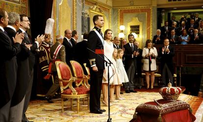 Felipe VI recibe junto a la reina Letizia y las infantas los aplausos de diputados y senadores en el Congreso de los Diputados tras su proclamación como Rey el 19 de junio de 2014.