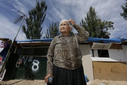 La abuela Antonia Saavedra, primera de las cuatro generaciones que conviven en el poblado, delante de su casa. Anda con ayuda de una muleta.