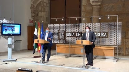 El presidente de la Junta de Extremadura, Guillermo Fernández Vara, durante la rueda de prensa de este viernes donde solicita al Gobierno la declaración del estado de alarma en su comunidad..