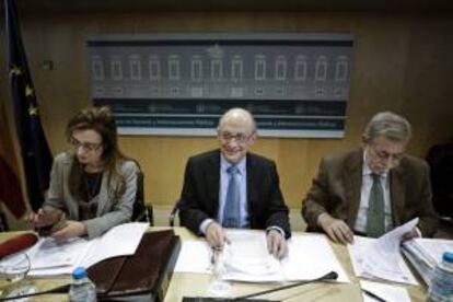 El ministro de Hacienda y Administraciones Públicas, Cristóbal Montoro (c), junto al secretario de Estado de Administraciones Públicas, Antonio Beteta (d), y la secretaria de Estado de Presupuestos, Marta Fernández Currás (i), durante la reunión del Consejo de Política Fiscal y Financiera (CPFF), con el objetivo principal de estudiar medidas para que las comunidades autónomas puedan mantener la recaudación del impuesto sobre el patrimonio.