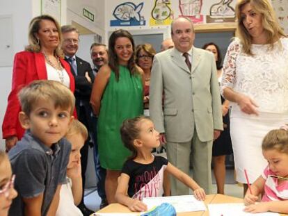 Susana D&iacute;az, este martes durante la visita a un colegio de C&oacute;rdoba.