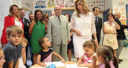 Susana Díaz, este martes durante la visita a un colegio de Córdoba.