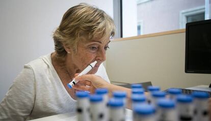 Una voluntaria durante el test de olfacci&oacute;n en la Fundaci&oacute;n Pasqual Maragall
