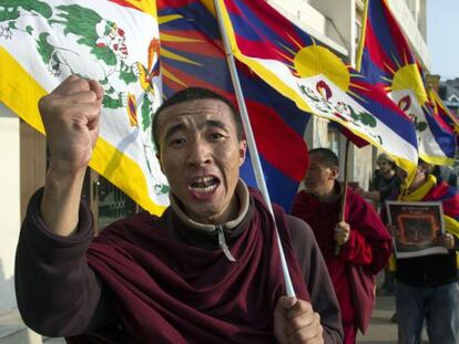 Un exiliado tibetano protesta en solidaridad con los inmolados este jueves en Dharmsala, India.