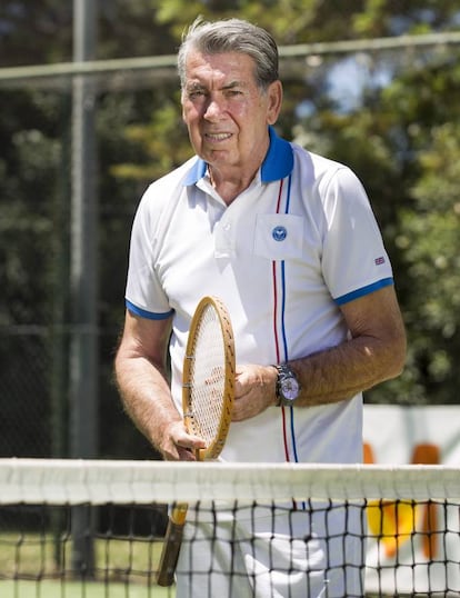 Manolo Santana posa en su club de tenis de Marbella (Málaga), en 2016.