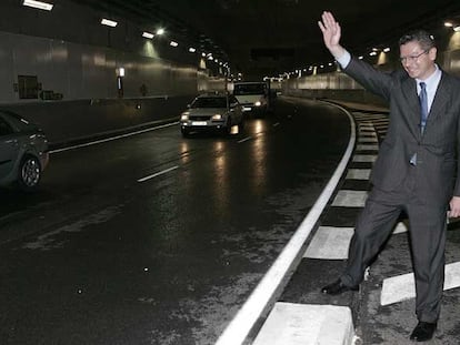 El alcalde saluda a los primeros conductores que ayer utilizaron el túnel de Embajadores.