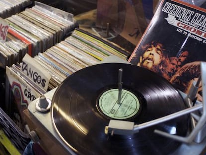 La Creedence y los tangos conviven en las disquerías de Buenos Aires.