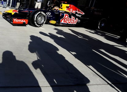 Vettel sale al circuito desde el box de Red Bull.