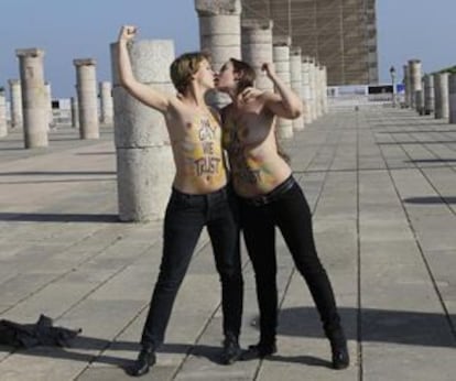 Dos activistas de Femen, besándose en Rabat.