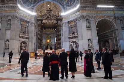 Donald Trump y su mujer Melania (en el centro) visitan la Basílica de San Pedro.