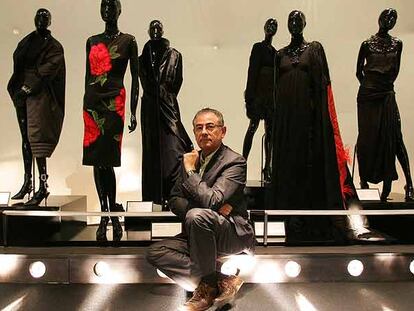 El diseñador Roberto Verino, junto a varios modelos de la exposición, en el Museo del Traje de Madrid.