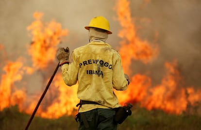 Un miembro de la brigada de bomberos del Instituto Brasileño de Medio Ambiente y Recursos Naturales Renovables (IBAMA) intenta controlar los puntos calientes durante un incendio en la Tierra Indígena Tenharim Marmelos (Brasil), el 15 de septiembre.