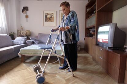 Josefa Carneros camina por el piso de su hija. La falta de ascensor la echó de su casa.