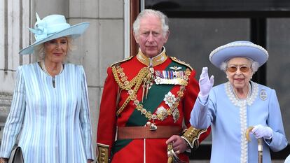 La reina Isabel II (a la derecha), junto al príncipe Carlos y Camila de Cornualles, saluda desde el balcón del Palacio de Buckingham, el pasado jueves en Londres.