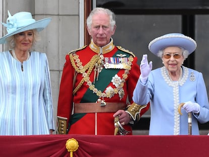 La reina Isabel II (a la derecha), junto al príncipe Carlos y Camila de Cornualles, saluda desde el balcón del Palacio de Buckingham, el pasado jueves en Londres.