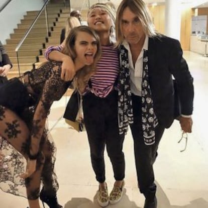 A modelo Cara Delevingne (esquerda) publicou há alguns meses em sua conta de Twitter esta foto com Iggy Pop.