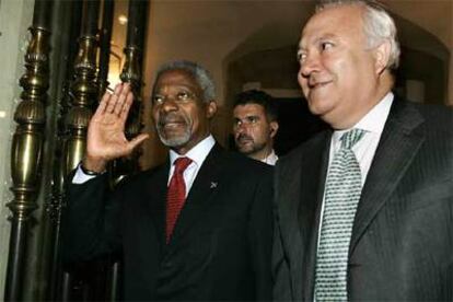 El ministro de Exteriores, junto a Kofi Annan tras su llegada a Madrid.