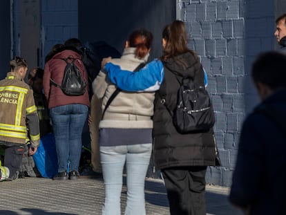 Afectados por el incendio, esperan frente al edificio sus pertenencias rescatas del incendio.