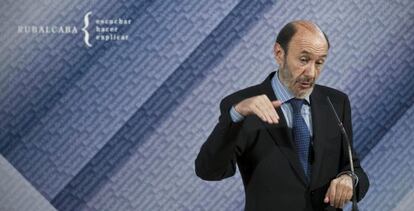 Rubalcaba comparece ante los medios en Bilbao.