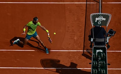 Nadal sube a la red para devolver una bola a Casper Ruud.  Entre 1990 y 2004, 11 jugadores ganaron en París. Entonces llegó Nadal en 2005, y desde ese momento solo tres tenistas han recibido la gloria de la Chatrier: Roger Federer, Stan Wawrinka y Novak Djokovic, este último dos veces. Han pasado 18 años, y todas las demás copas —hasta sumar un total de 14— se las llevó Nadal.