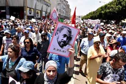 Un mujer porta el retrato del líder de las protestas del Rif, Nasser Zafzafi, durante la manifestación del 11 de junio en Rabat.
