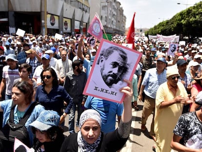 Un mujer porta el retrato del l&iacute;der de las protestas del Rif, Nasser Zafzafi, durante la manifestaci&oacute;n del 11 de junio en Rabat.