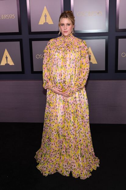 La directora Greta Gerwig, en campaña por la cinta Ruido de fondo, vistió un diseño floreado de Carolina Herrera.