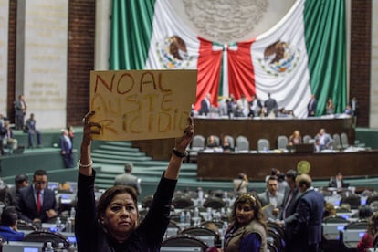 Protesta en contra de la aprobación de la Ley de Austeridad Republicana en la Cámara de Diputados