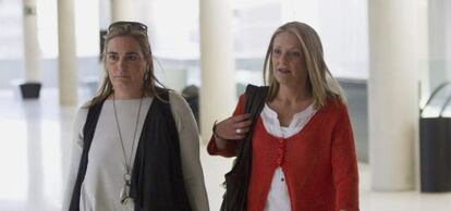 Julita Cuquerella, secretaria de Urdangarin (derecha) llega a los juzgados de Barcelona con una amiga, el pasado 21 de abril.