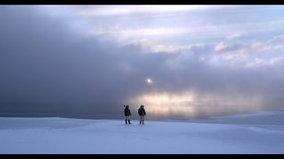 Dos inuits, junto al mar, cerca de Qaanaaq (Groenlandia).