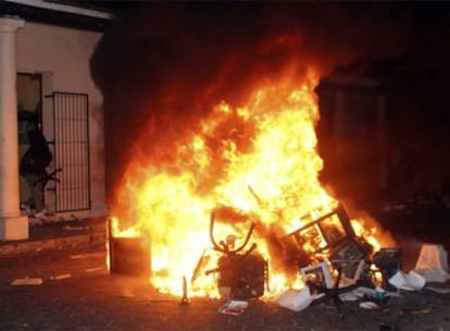 Manifestantes autonomistas saquean un edificio del Ministerio de Trabajo en Santa Cruz el miércoles.