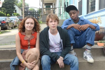 Olivia Cooke (Raquel), Thomas Mann (Greg) y RJ Cyler (Earl), en un fotograma de 'Yo, él y Raquel'.
