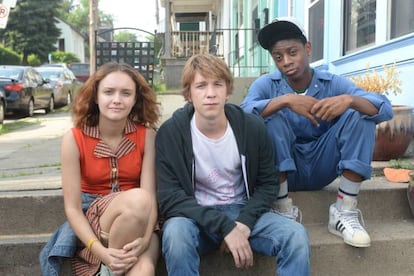 Olivia Cooke (Raquel), Thomas Mann (Greg) y RJ Cyler (Earl), en un fotograma de &#039;Yo, &eacute;l y Raquel&#039;. 