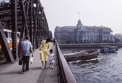 Dos de los elementos del pasado cosmopolita: el consulado ruso de Shanghái, en la orilla noble de la ciudad, y el puente de acero de Waibaidu sobre el río Huangpu, que desde su construcción en 1908 es uno de los símbolos de la ciudad.