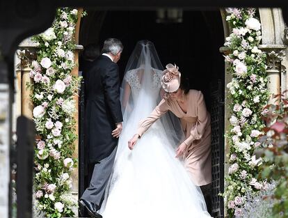 Kate Middleton colocando el vestido a su hermana.