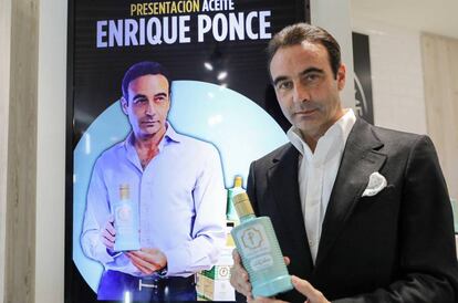 El torero Enrique Ponce durante la presentación del aceite de oliva virgen extra que lleva su nombre, cultivado en su finca y cuyo envase ha sido diseñado por su esposa, Paloma Cuevas, en Valencia, el pasado viernes.